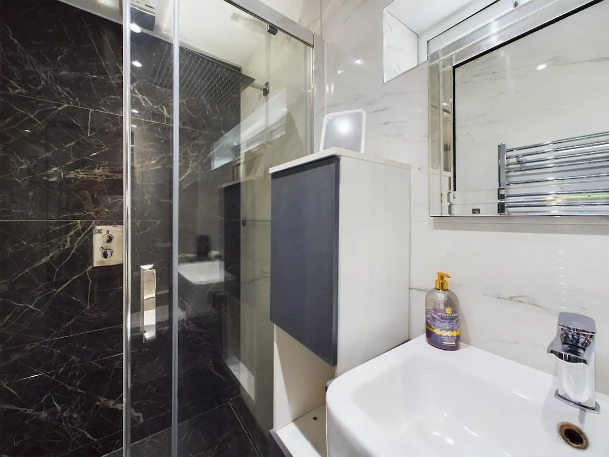 Modern Luxe 3Br House - Private Garden, Air Hockey Villa Goodmayes
