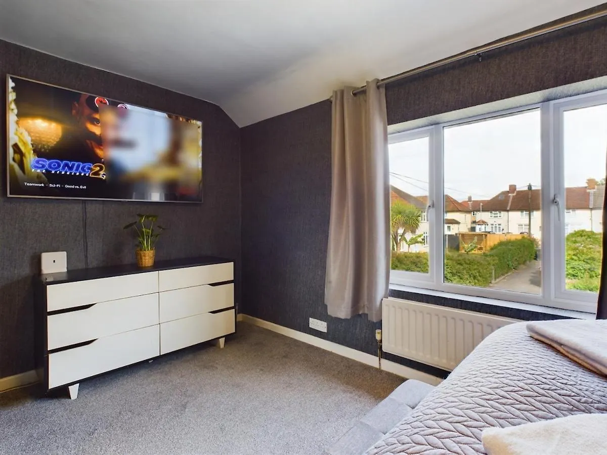 Holiday home Modern Luxe 3Br House - Private Garden, Air Hockey Villa Goodmayes United Kingdom