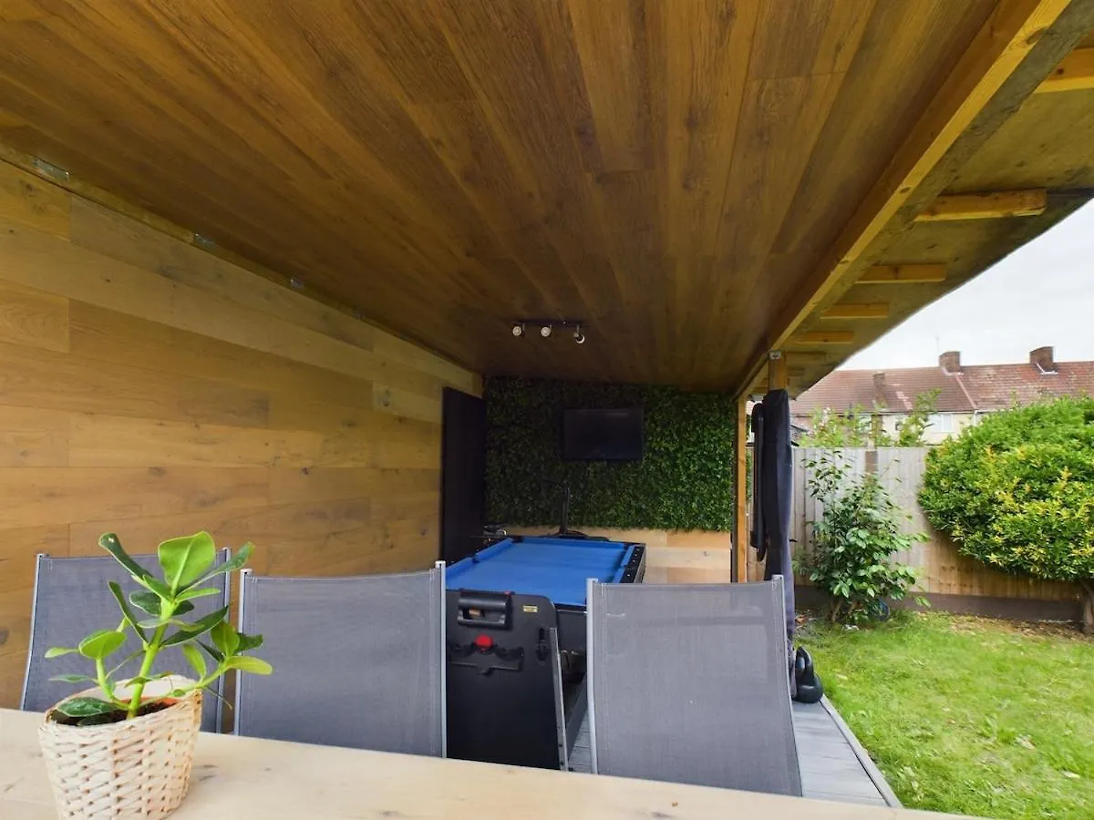 Modern Luxe 3Br House - Private Garden, Air Hockey Villa Goodmayes 0*,  United Kingdom