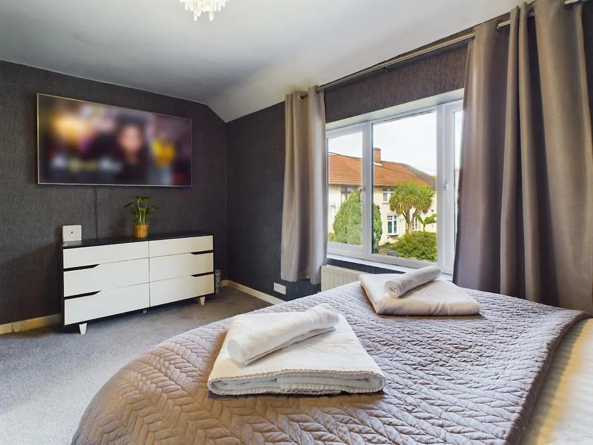 Modern Luxe 3Br House - Private Garden, Air Hockey Villa Goodmayes Holiday home