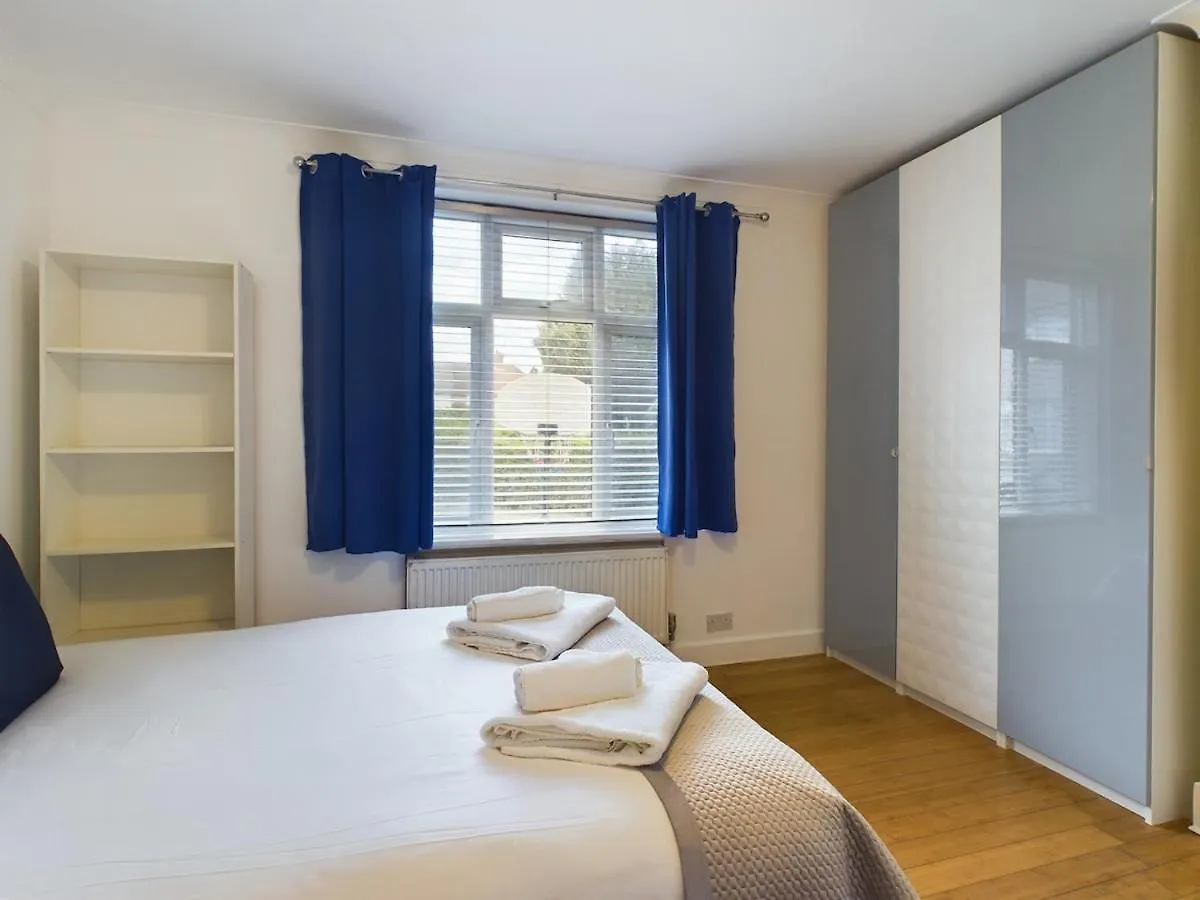 Modern Luxe 3Br House - Private Garden, Air Hockey Villa Goodmayes 0*,  United Kingdom