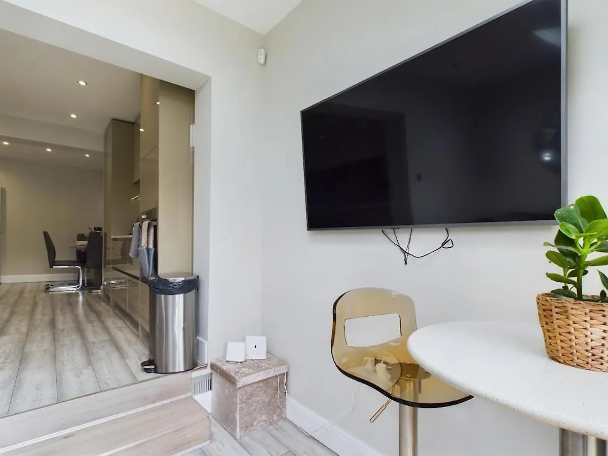 Holiday home Modern Luxe 3Br House - Private Garden, Air Hockey Villa Goodmayes United Kingdom