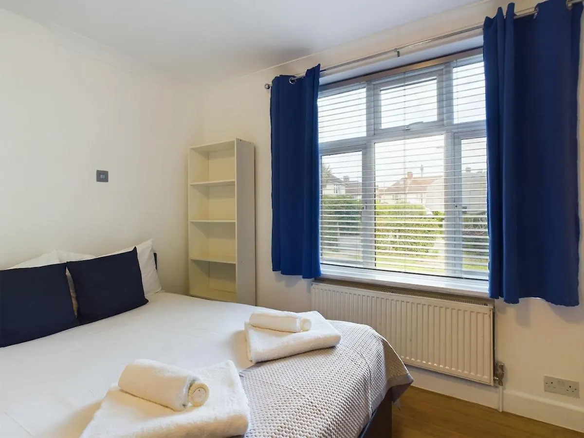 Holiday home Modern Luxe 3Br House - Private Garden, Air Hockey Villa Goodmayes