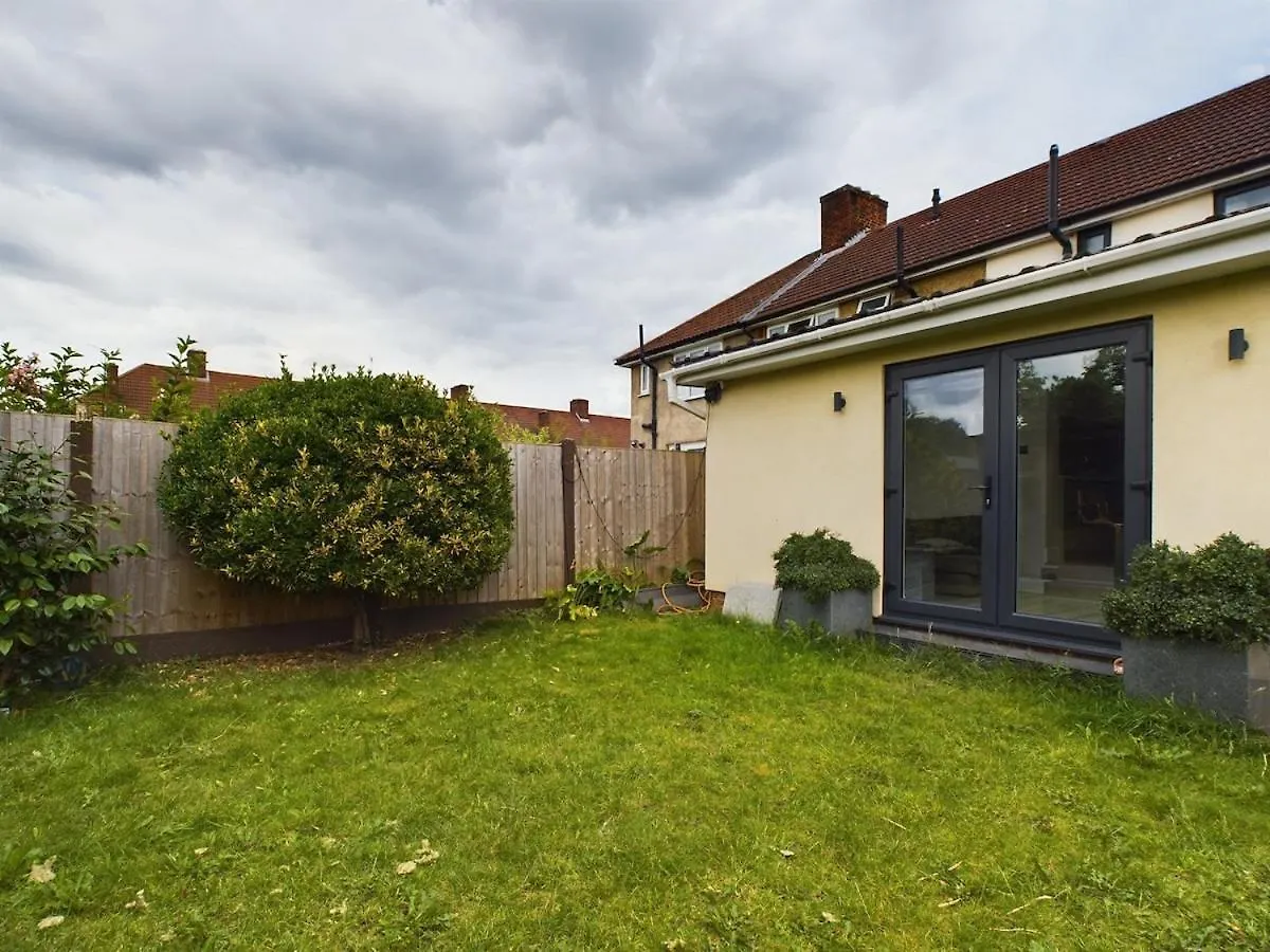 Modern Luxe 3Br House - Private Garden, Air Hockey Villa Goodmayes Holiday home