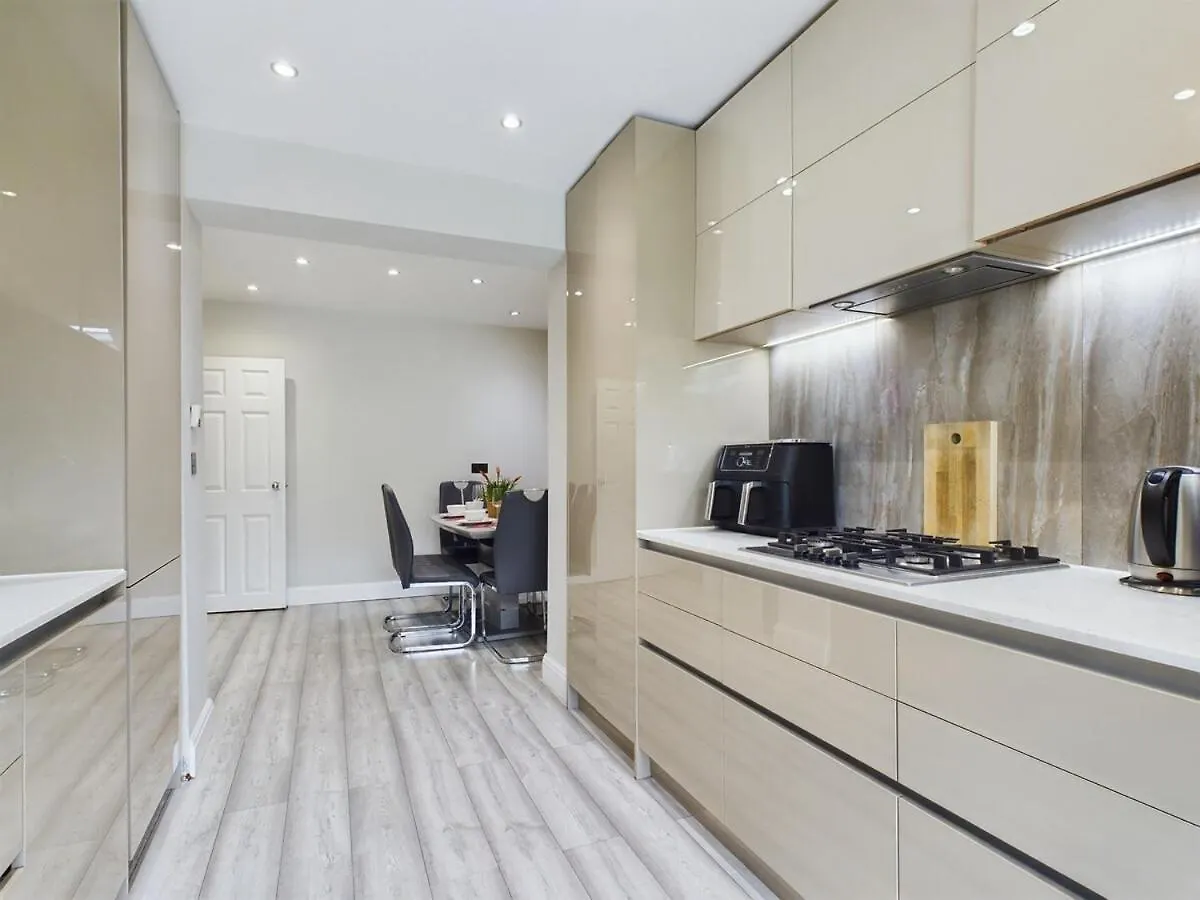 Modern Luxe 3Br House - Private Garden, Air Hockey Villa Goodmayes