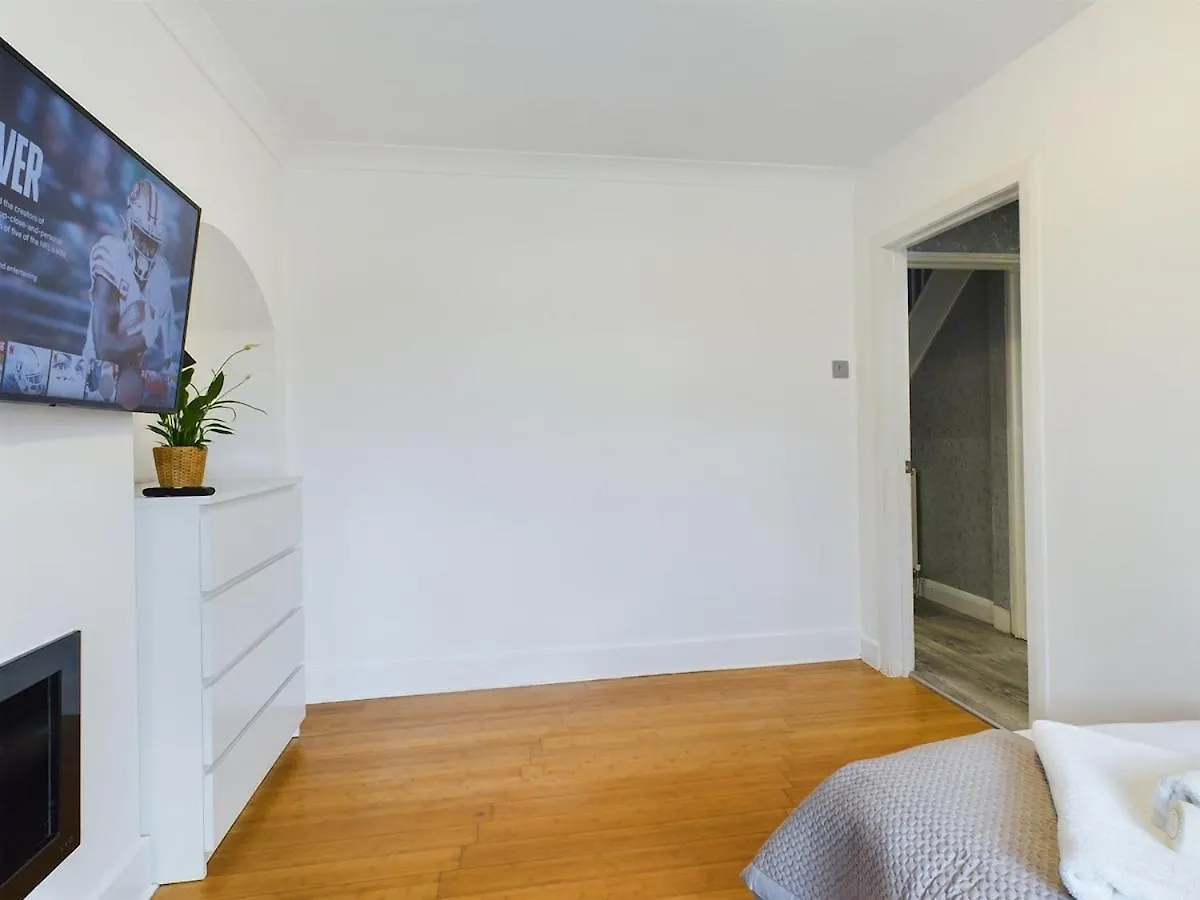 Modern Luxe 3Br House - Private Garden, Air Hockey Villa Goodmayes United Kingdom