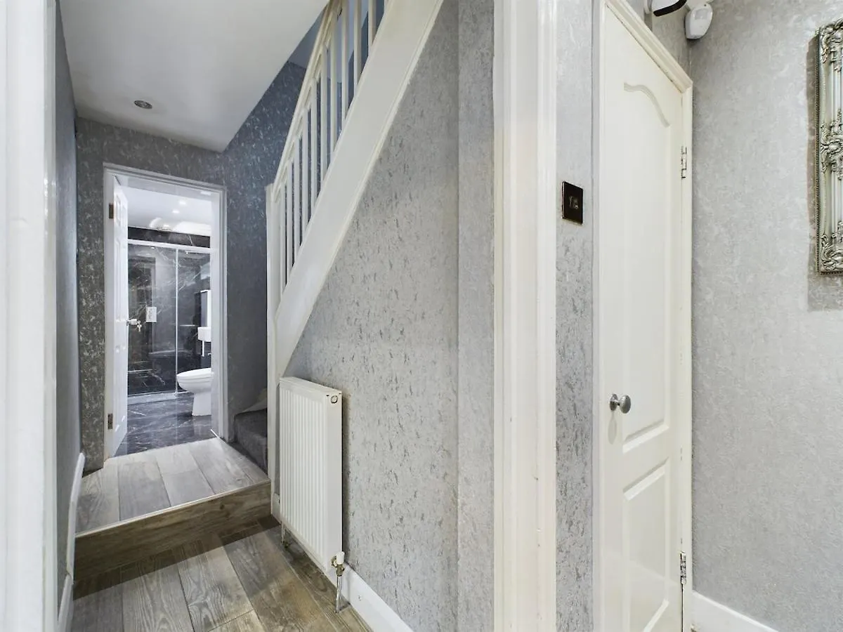 Modern Luxe 3Br House - Private Garden, Air Hockey Villa Goodmayes Holiday home