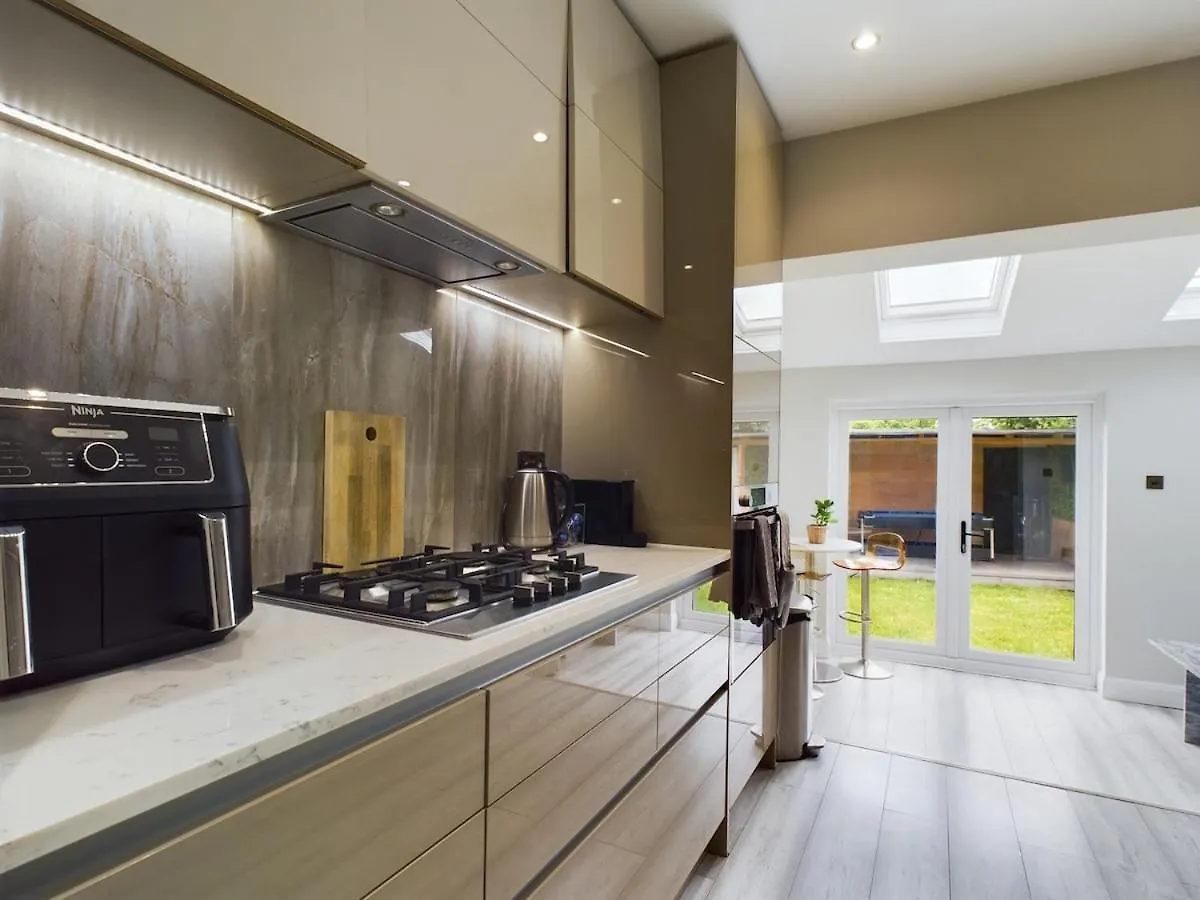 Modern Luxe 3Br House - Private Garden, Air Hockey Villa Goodmayes