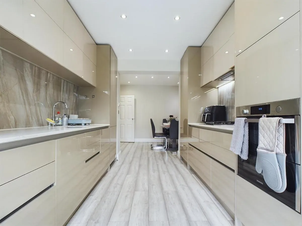 Holiday home Modern Luxe 3Br House - Private Garden, Air Hockey Villa Goodmayes