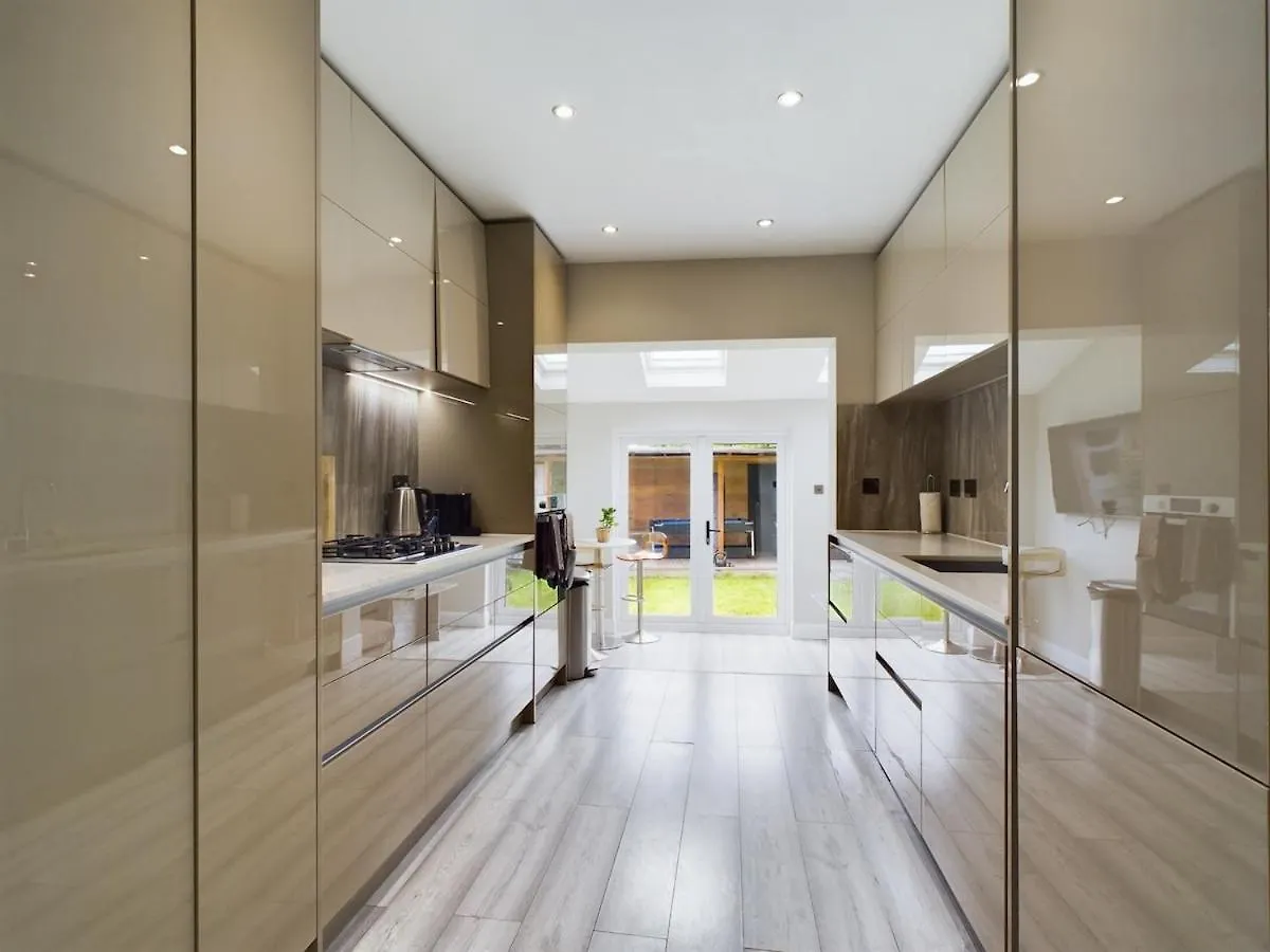 Modern Luxe 3Br House - Private Garden, Air Hockey location