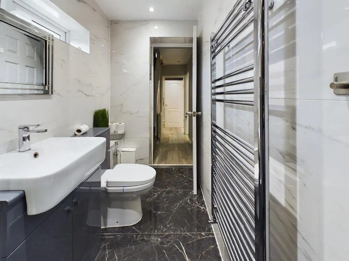 Modern Luxe 3Br House - Private Garden, Air Hockey Villa Goodmayes